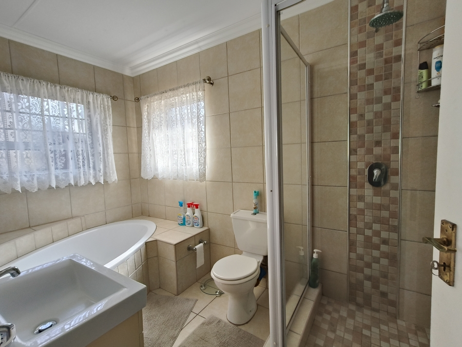 3 Bedroom Property for Sale in Wavecrest Eastern Cape